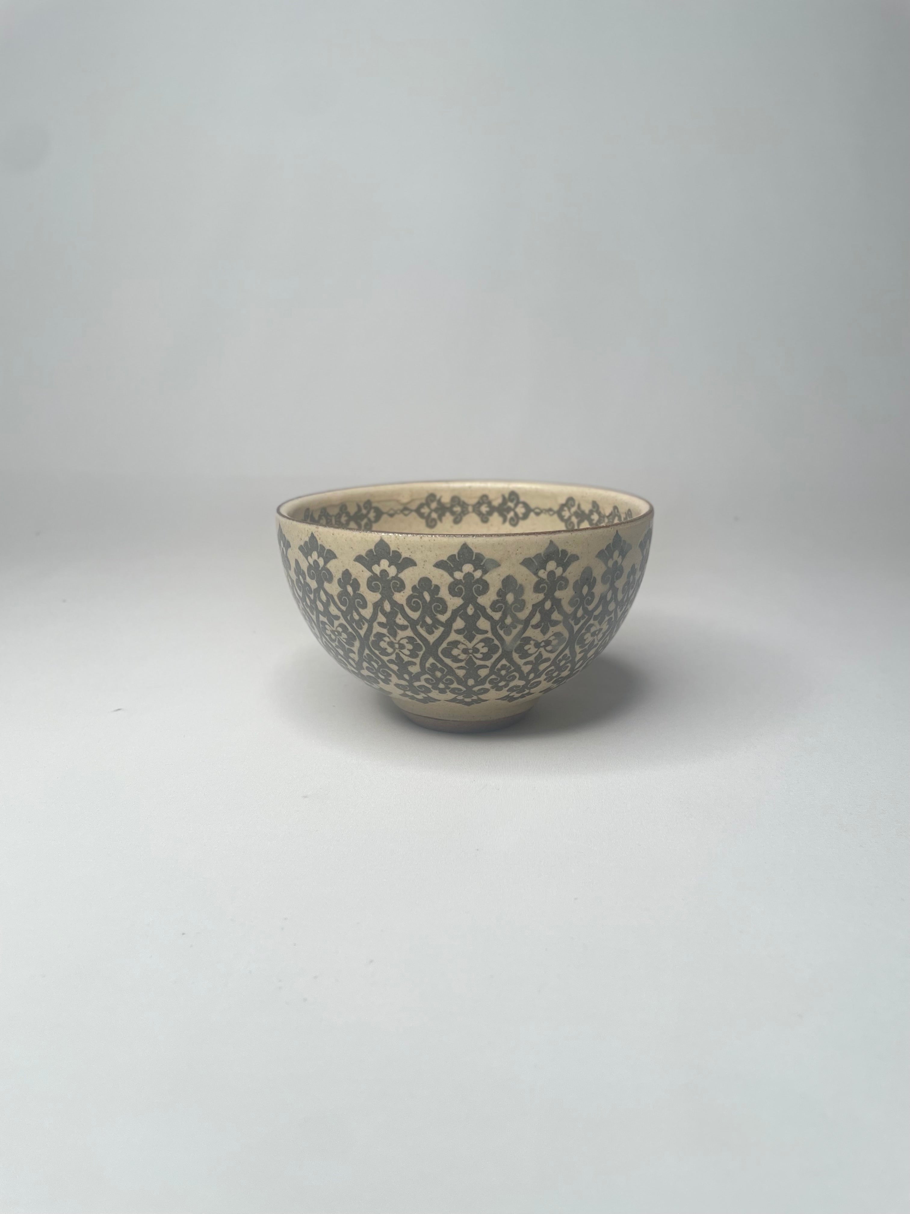 【希少】CHIHARU WAKABAYASHI アラベスク紋様 鉄絵 碗 アラベスク紋様 鉄絵 碗 #1 – 佐渡島 馬川亭 公式サイト