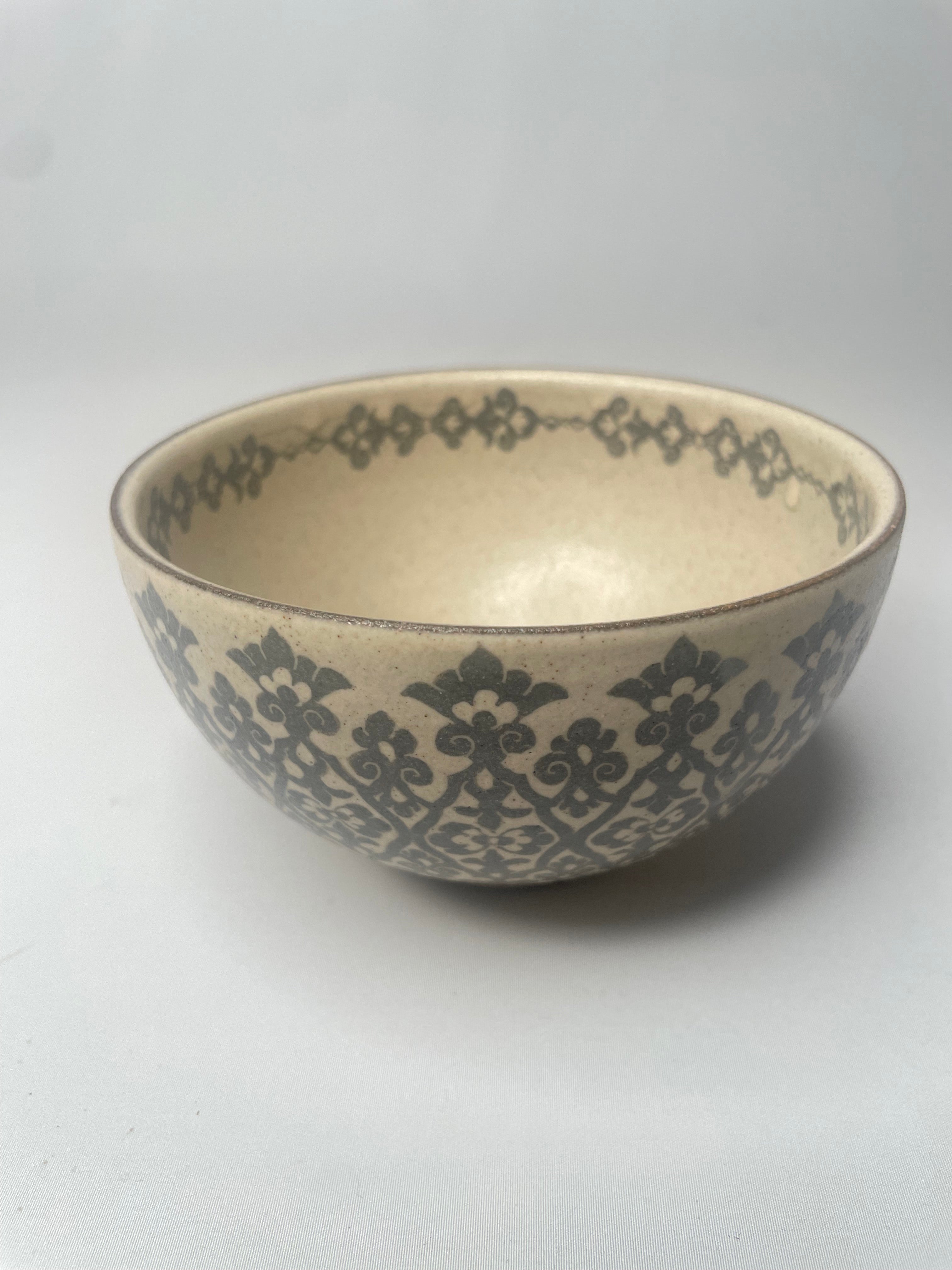 【希少】CHIHARU WAKABAYASHI アラベスク紋様 鉄絵 碗 アラベスク紋様 鉄絵 碗 #1 – 佐渡島 馬川亭 公式サイト