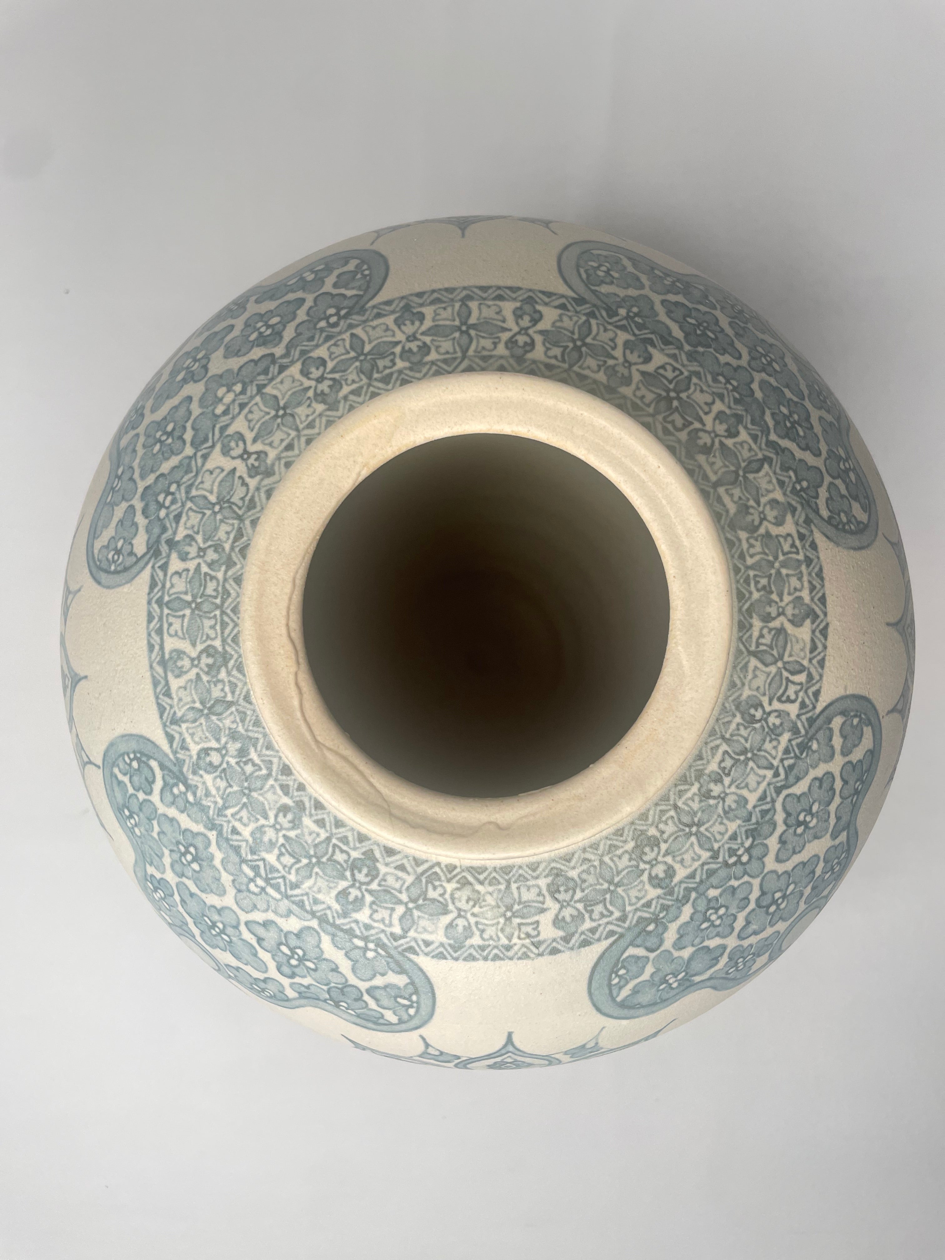 アラベスク紋様 呉須絵 壺 – 佐渡島 馬川亭 公式サイト